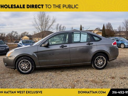 Used 2010 Ford Focus SE image 2