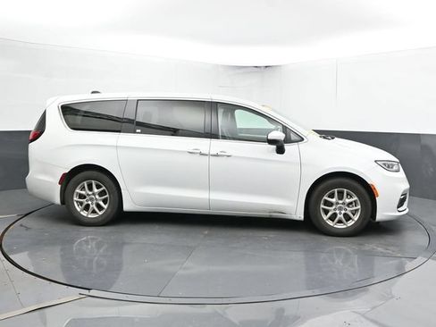 Used 2023 Chrysler Pacifica Touring-L FWD image 4