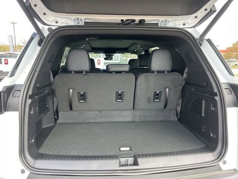 New 2026 Chevrolet Traverse LT w/ Sun and Wheel Package FWD image 31