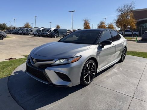 Used 2020 Toyota Camry XSE image 3