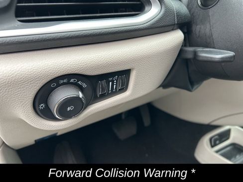 Certified 2024 Chrysler Pacifica Touring-L image 15