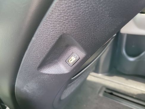Used 2024 Kia Carnival EX FWD image 20