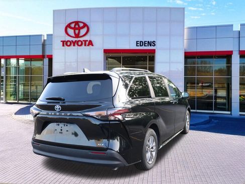 Used 2025 Toyota Sienna XLE FWD image 3