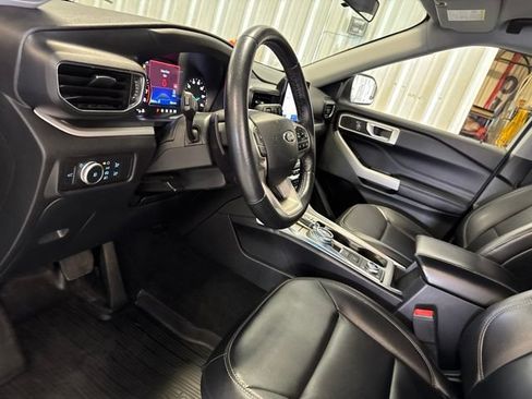 Used 2020 Ford Explorer XLT w/ Equipment Group 202A AWD/4WD image 31
