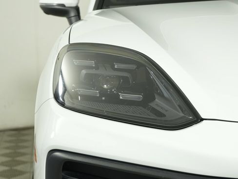 Certified 2024 Porsche Cayenne w/ Premium Package AWD/4WD image 11