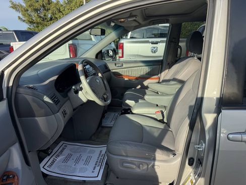 Used 2009 Toyota Sienna XLE FWD image 7