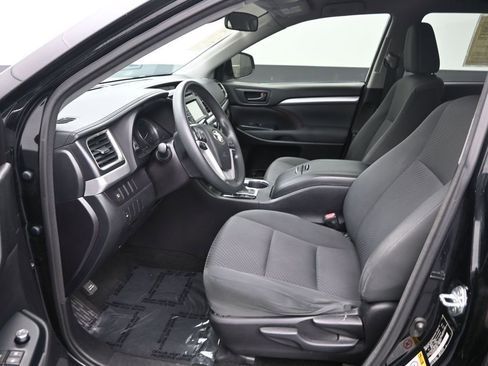 Used 2018 Toyota Highlander LE image 10