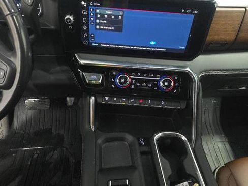 Used 2024 GMC Sierra 2500 Denali Ultimate image 9