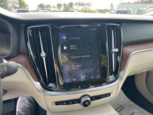 Used 2019 Volvo S60 T8 Inscription image 22