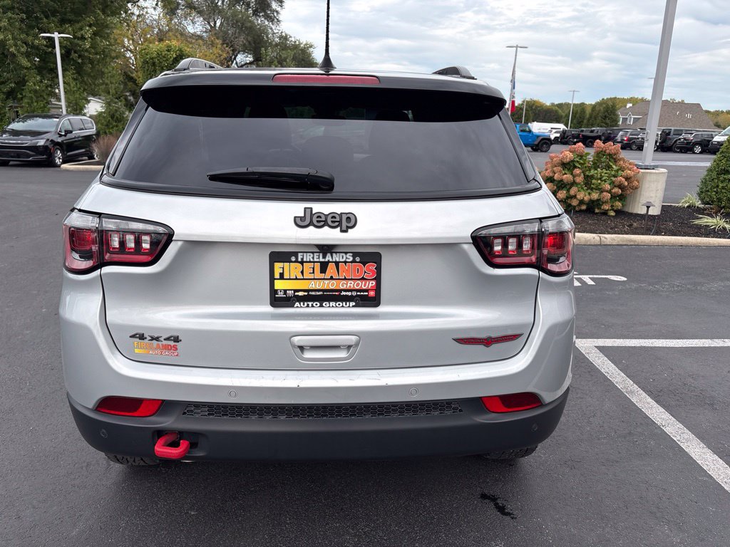 Used 2025 Jeep Compass Trailhawk AWD/4WD image 4