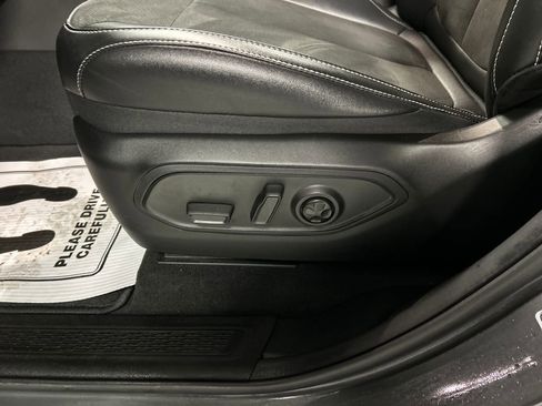 Used 2025 Jeep Grand Cherokee Altitude image 13