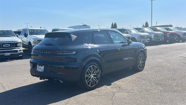 Used 2024 Porsche Cayenne AWD/4WD image 3