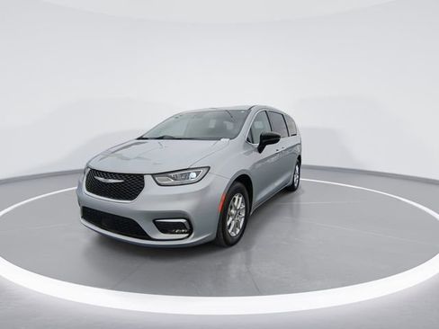 Used 2024 Chrysler Pacifica Touring-L image 3