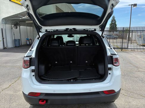 Used 2025 Jeep Compass Trailhawk image 31