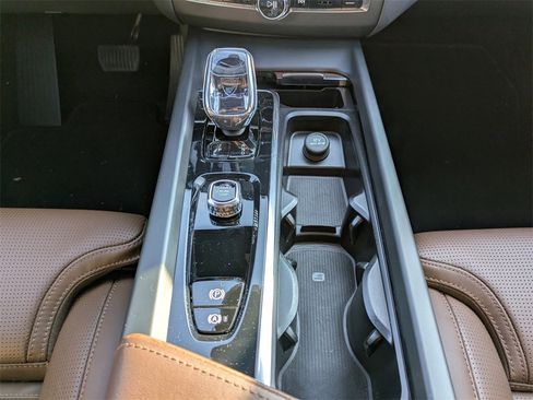 Certified 2023 Volvo XC60 B5 Ultimate w/ Climate Package image 19