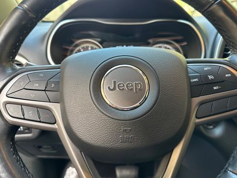 Used 2019 Jeep Cherokee Latitude Plus AWD/4WD image 10
