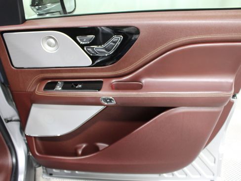 Used 2021 Lincoln Aviator Black Label w/ Class IV Trailer Tow Package image 30