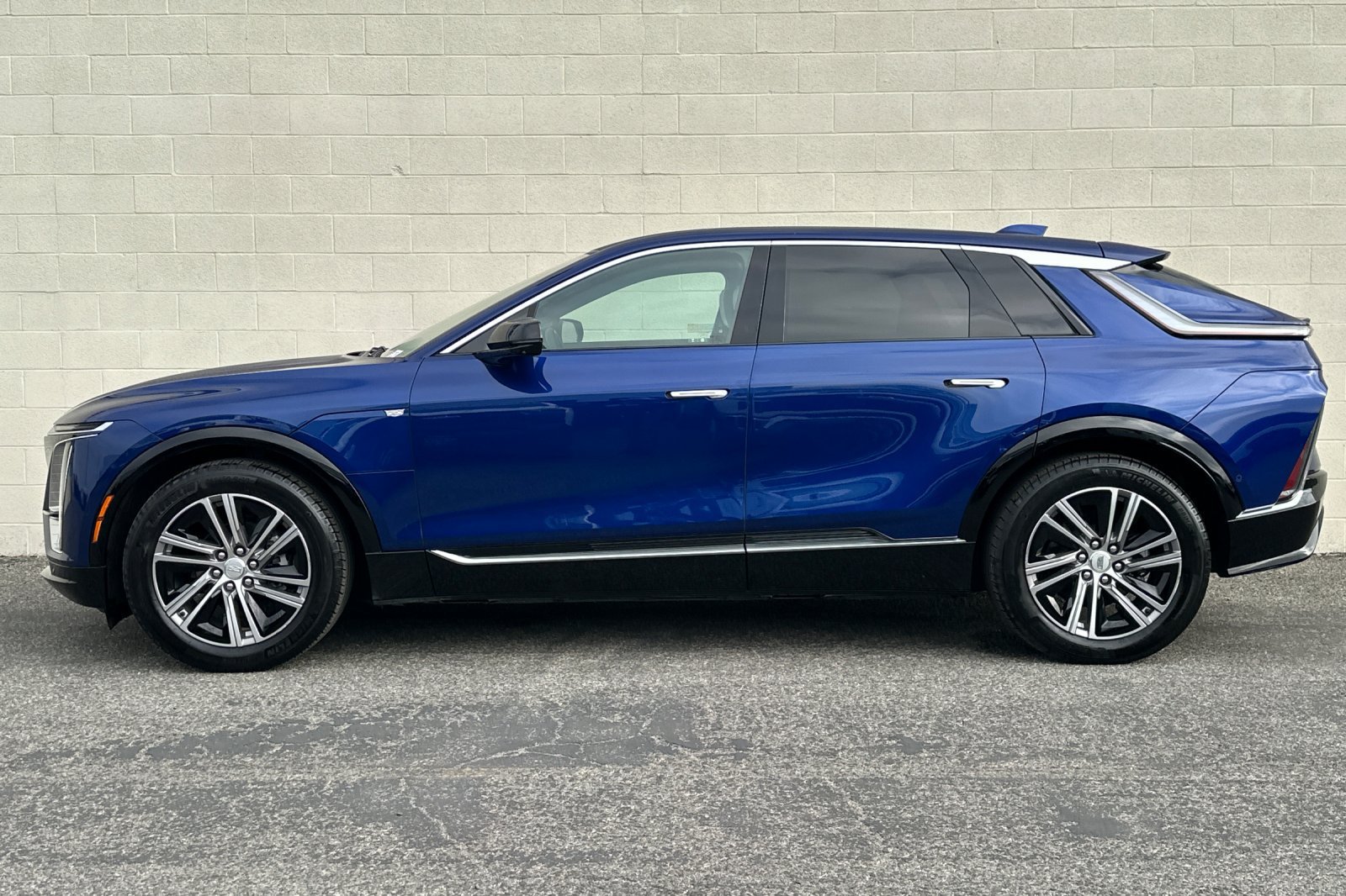 Certified 2024 Cadillac Lyriq Luxury RWD image 7