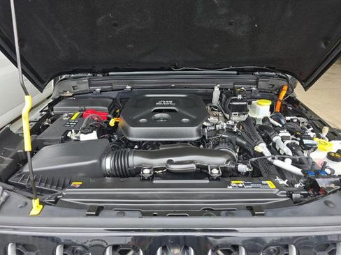 Used 2022 Jeep Wrangler Unlimited Sahara w/ Cold Weather Group image 9