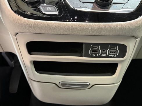 Certified 2023 Chrysler Pacifica Touring-L AWD/4WD image 19