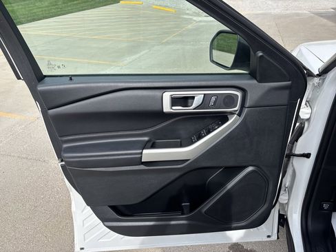 Used 2022 Ford Explorer XLT image 12