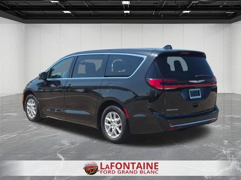 Used 2023 Chrysler Pacifica Touring-L FWD image 3