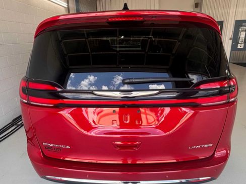 Used 2024 Chrysler Pacifica Limited FWD image 5