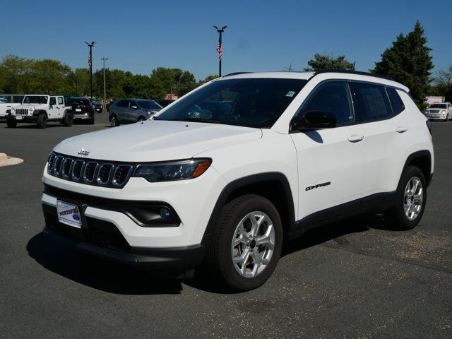 Used 2025 Jeep Compass Latitude w/ Sun & Sound Group AWD/4WD image 4