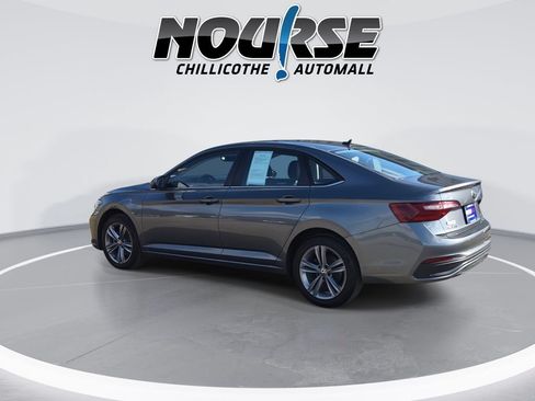 Used 2024 Volkswagen Jetta SE FWD image 6