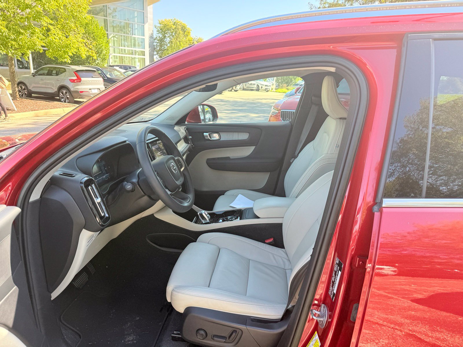 Used 2024 Volvo XC40 B5 Plus w/ Protection Package Premier AWD/4WD image 10