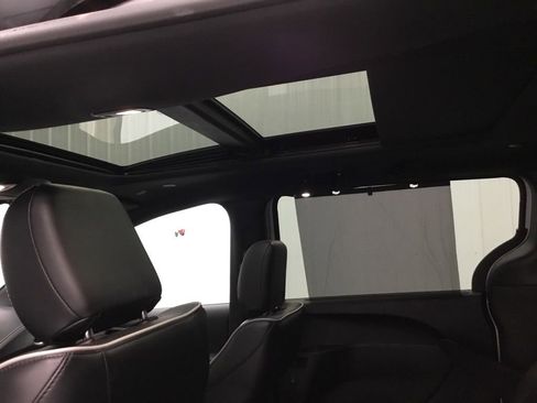 Used 2025 Chrysler Pacifica Limited image 33