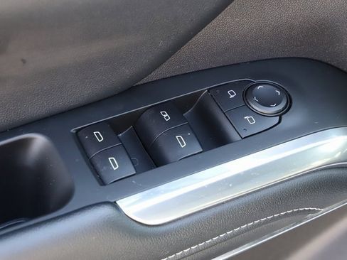 Used 2025 Chevrolet Traverse LT image 17