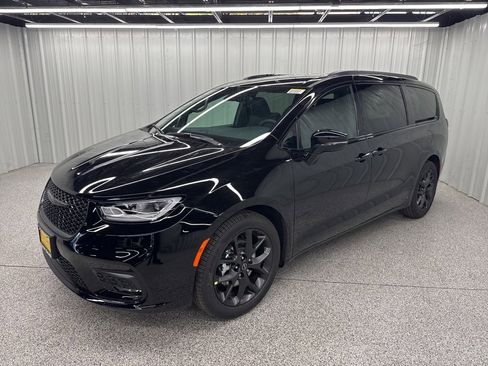 New 2026 Chrysler Pacifica Select image 3
