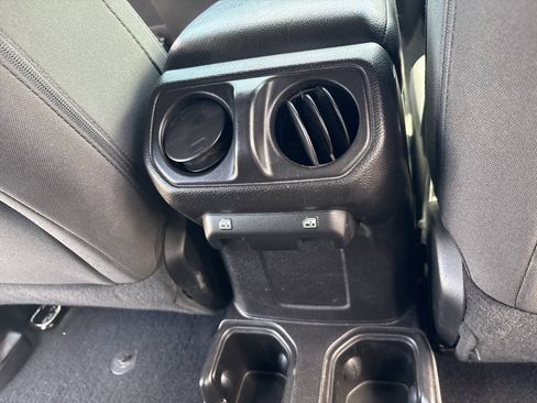 Used 2018 Jeep Wrangler Unlimited Sport S AWD/4WD image 18