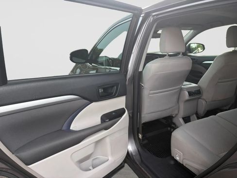 Used 2018 Toyota Highlander LE AWD/4WD image 14