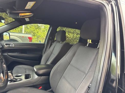 Used 2020 Jeep Grand Cherokee Laredo AWD/4WD image 23