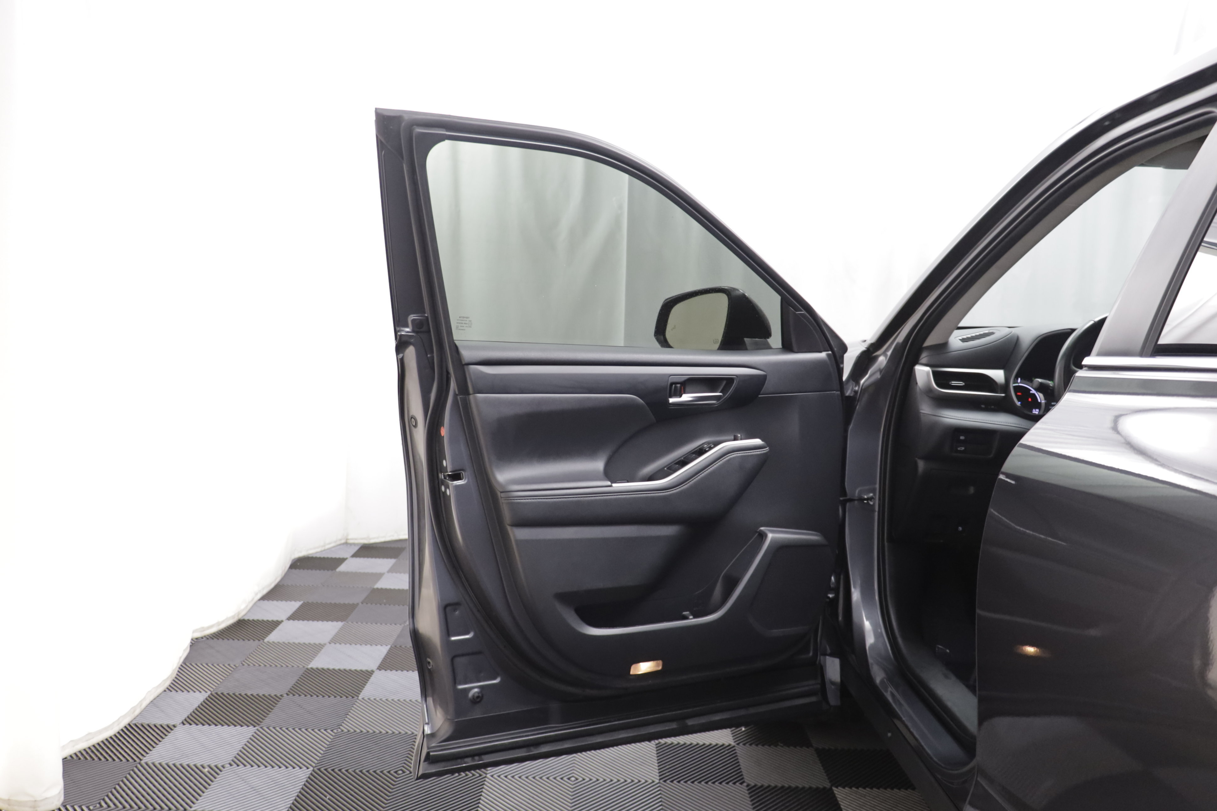 Used 2025 Toyota Highlander XLE AWD/4WD image 4