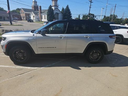 Certified 2024 Jeep Grand Cherokee Trailhawk w/ Advanced Protech Group II AWD/4WD image 10