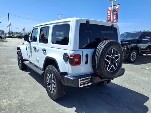 Used 2024 Jeep Wrangler Unlimited Sahara w/ Technology Group AWD/4WD image 2