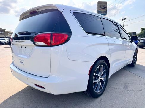 Used 2017 Chrysler Pacifica LX FWD image 10