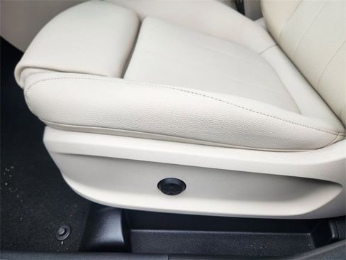 New 2026 Mercedes-Benz GLB 250 4MATIC image 9