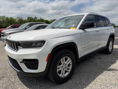 Used 2023 Jeep Grand Cherokee Laredo RWD image 2