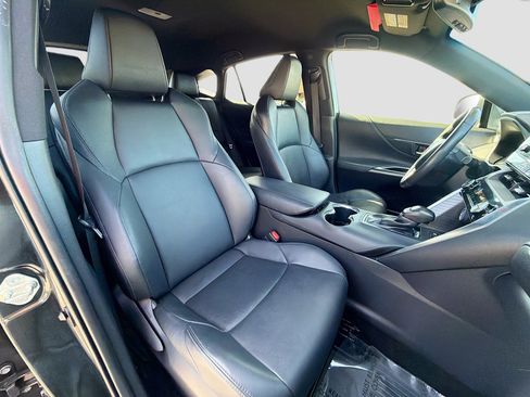 Used 2022 Toyota Venza XLE image 15