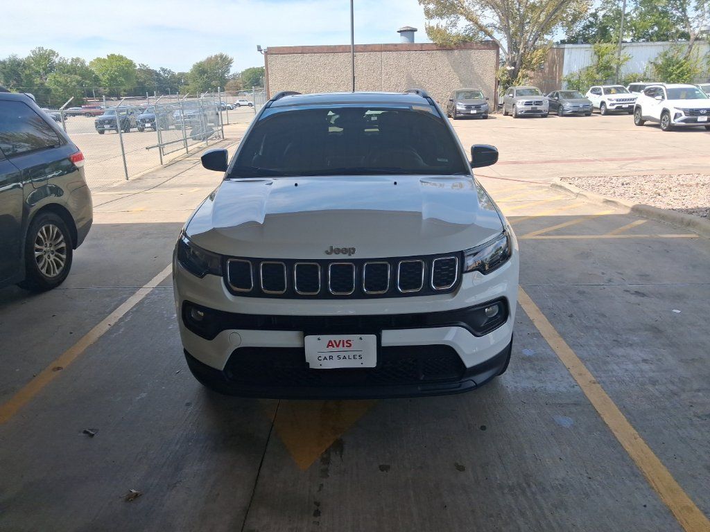 Used 2025 Jeep Compass Latitude w/ Sun & Sound Group AWD/4WD image 5