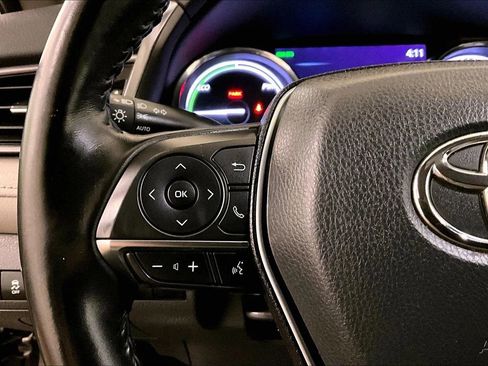 Used 2020 Toyota Camry XLE w/ Sunroof Package image 18