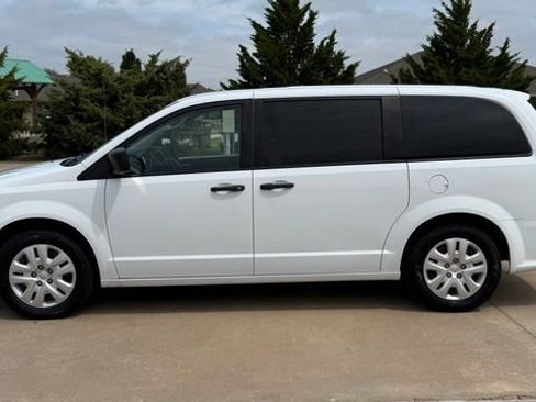 Used 2019 Dodge Grand Caravan SE w/ UConnect Hands-Free Group FWD image 3