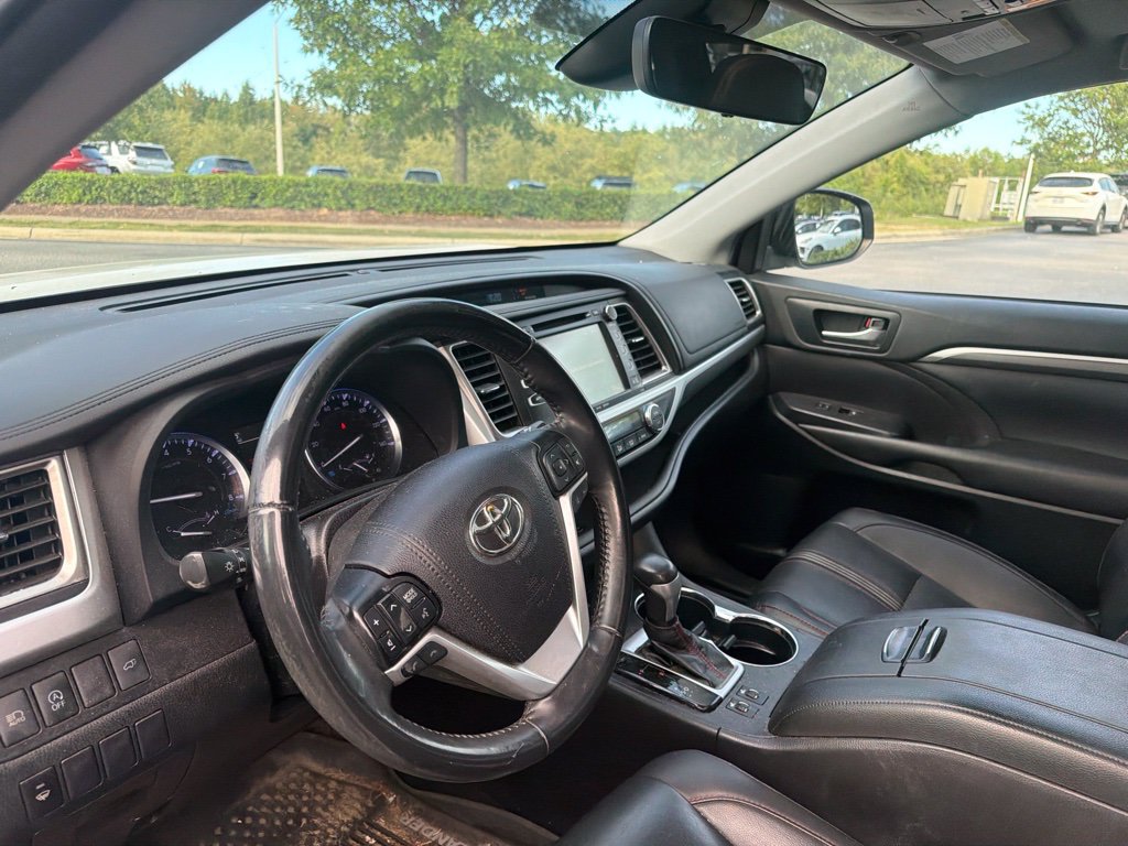 Used 2019 Toyota Highlander SE w/ Nightshade Edition AWD/4WD image 8