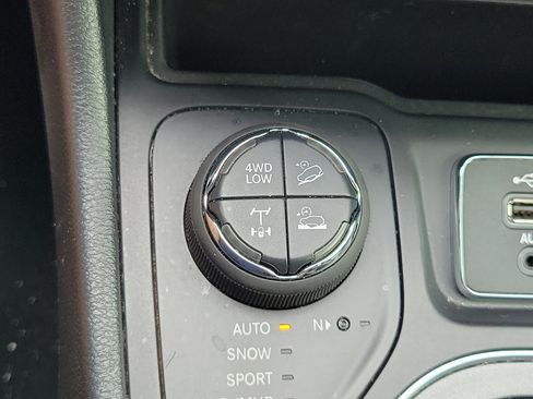 Used 2019 Jeep Cherokee Trailhawk w/ Trailer Tow Group AWD/4WD image 24
