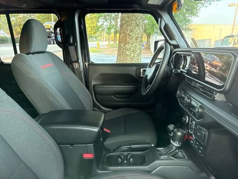 Used 2025 Jeep Wrangler Unlimited Rubicon AWD/4WD image 3