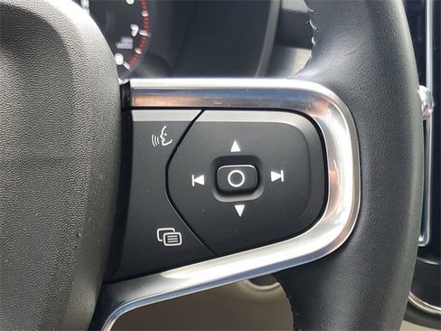 Used 2021 Volvo XC40 T4 Momentum w/ Premium Package image 22